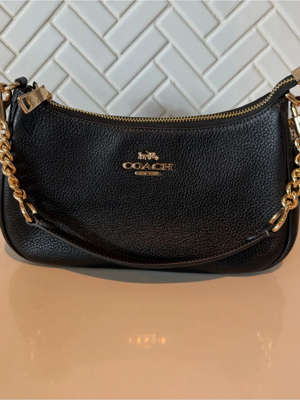 Authentic Coach Teri Shoulder bag in black with gold chain with FREE keychains